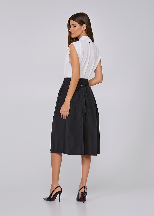Pleated A-line skirt with pockets