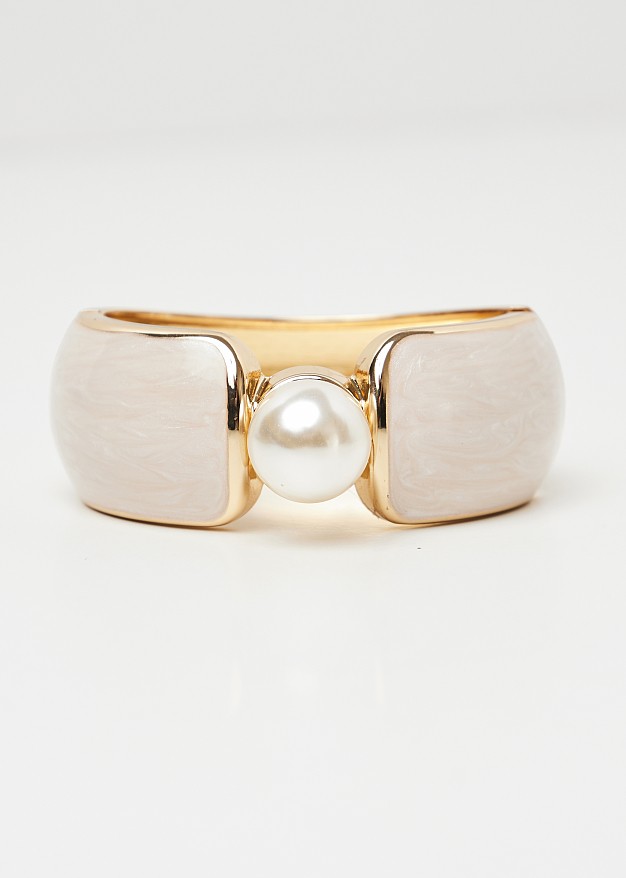 Handcuff bracelet decorated with pearl