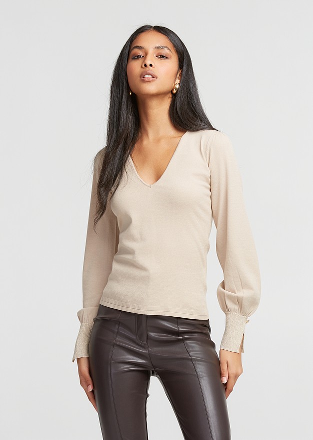 Sweater with V neckline and bold sleeves