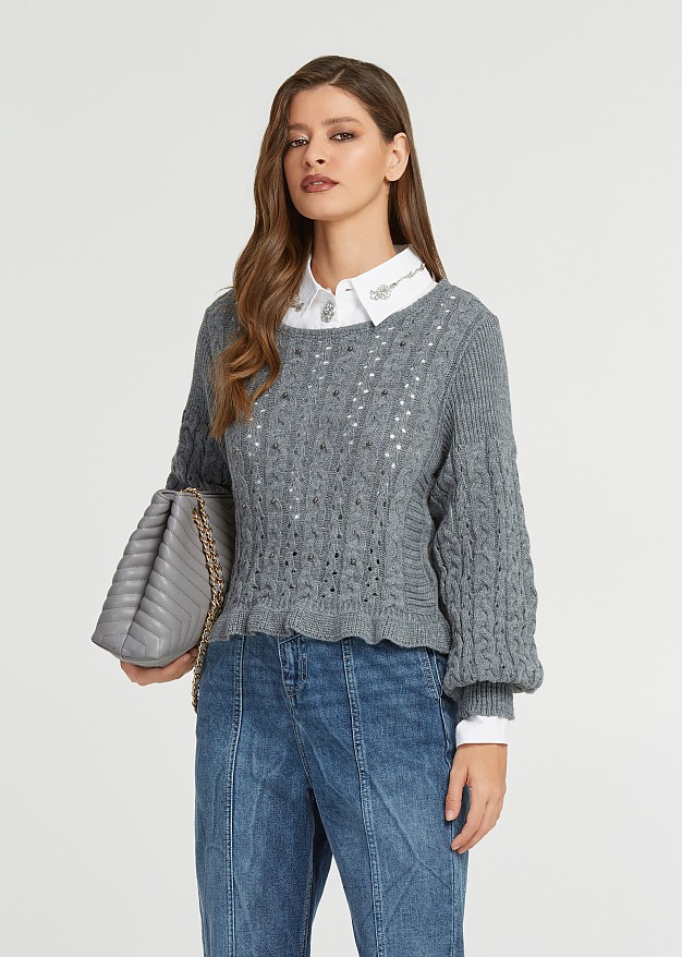 Sweater with frills and pearls