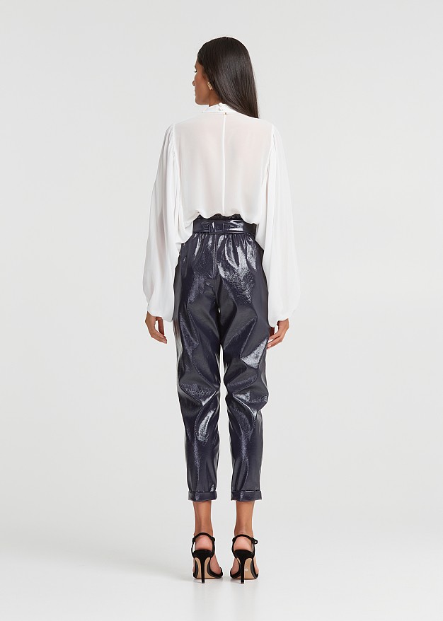 Highwaisted pants in vinyl look