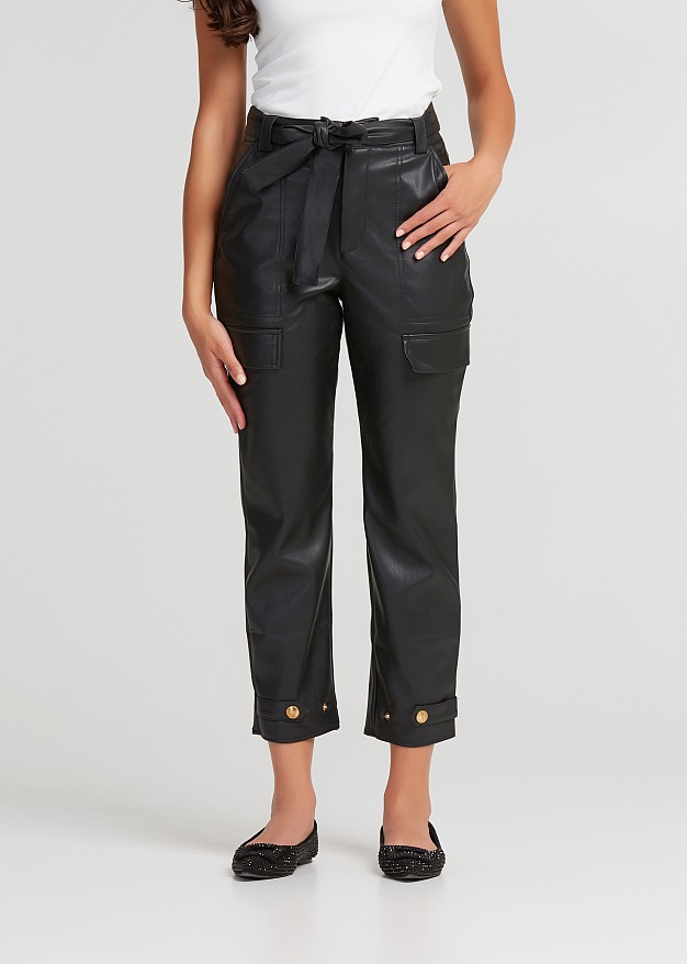 Pantaloni cargo cu aspect de piele