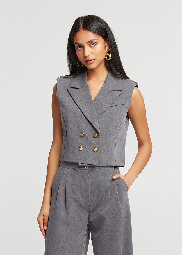 Cropped vest with a crossover fastening