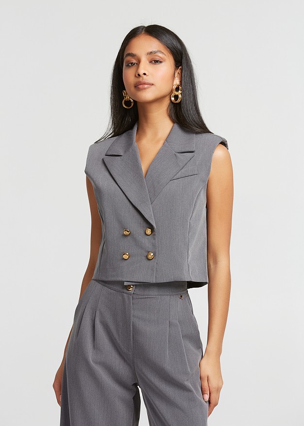 Cropped vest with a crossover fastening