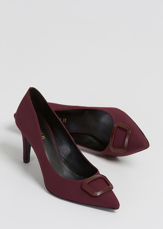 Heel pointed shoes with buckle