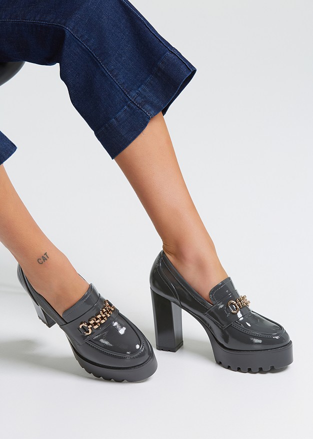 Loafer with detail chain