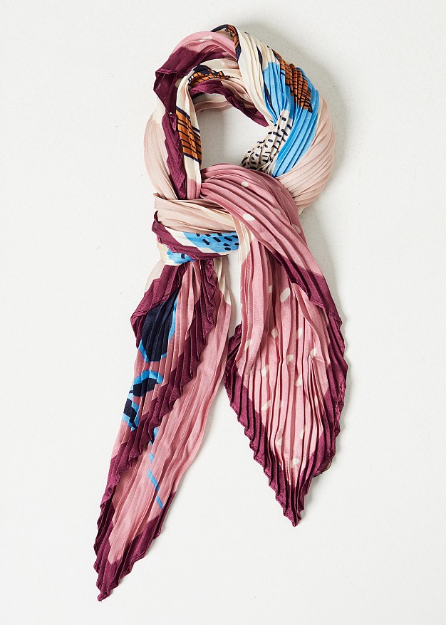 Pleated scarf with printed pattern