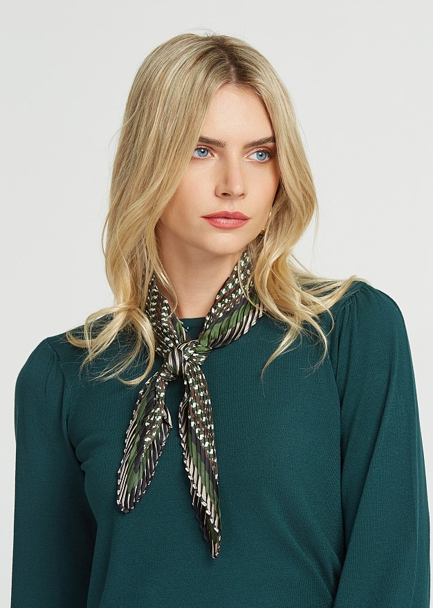 Scarf pleated with geometric print