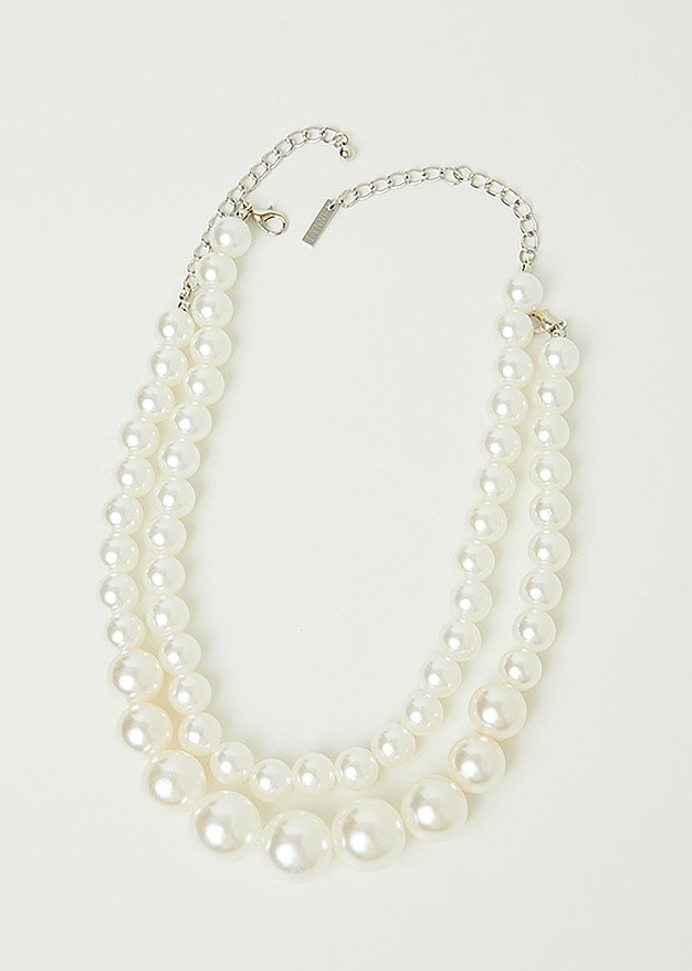 Necklace with pearls