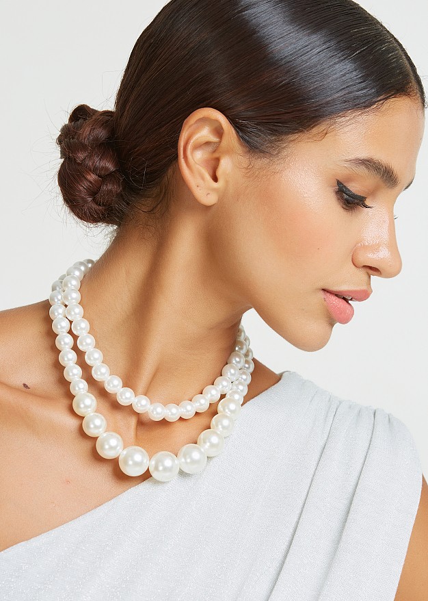 Necklace with pearls