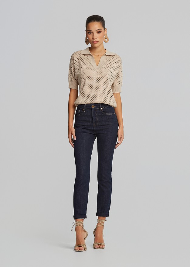 Knitted top with sleeves and a collar