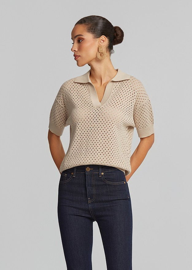 Knitted top with sleeves and a collar