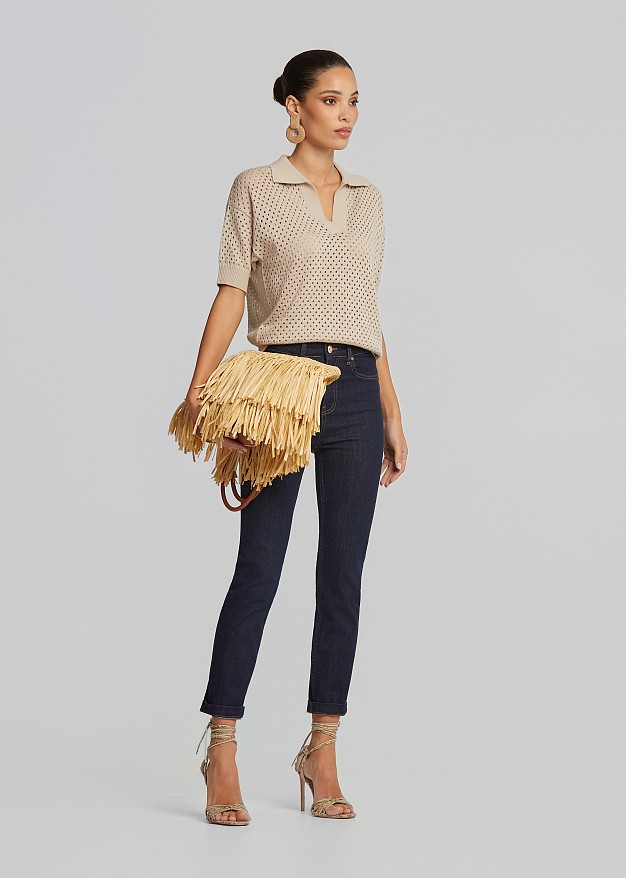 Knitted top with sleeves and a collar