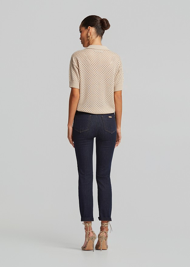Knitted top with sleeves and a collar