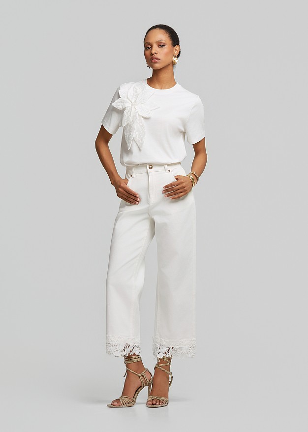 White high-waisted denim jeans