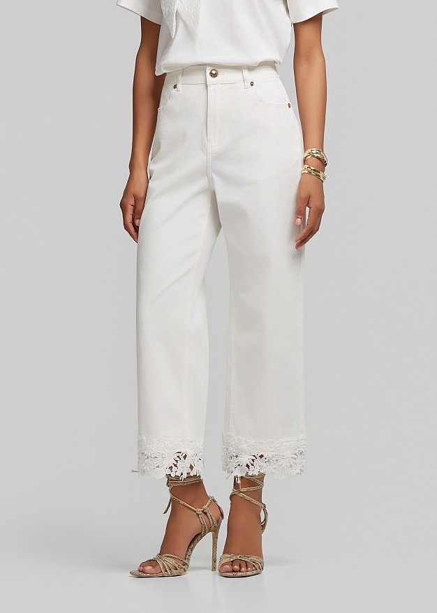 White high-waisted denim jeans