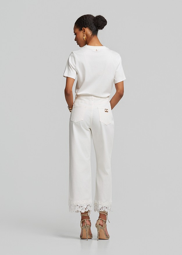 White high-waisted denim jeans