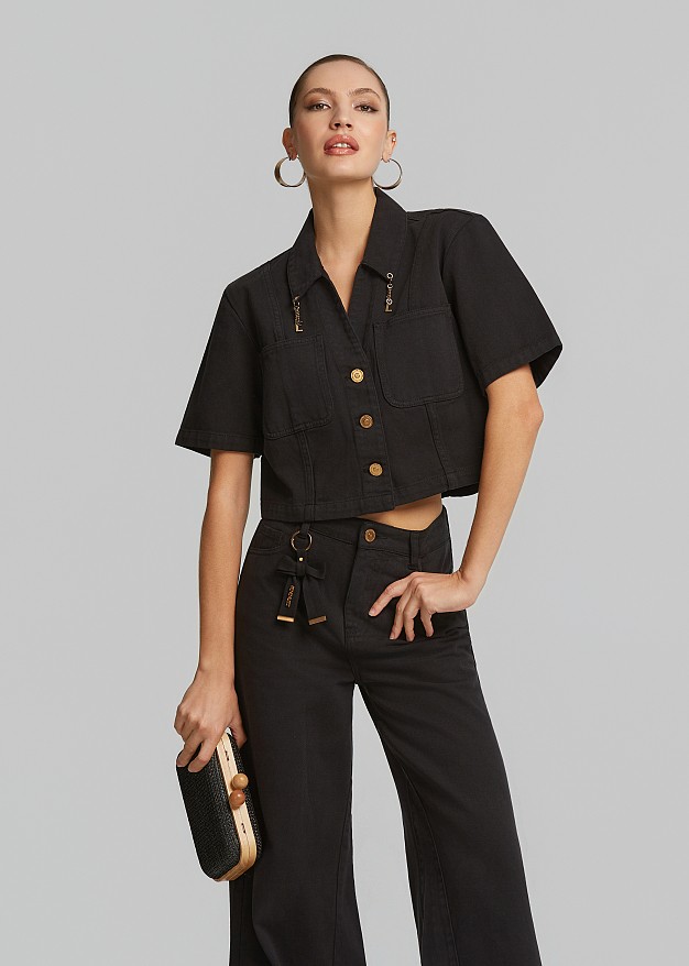 Short shirt made of bull denim fabric