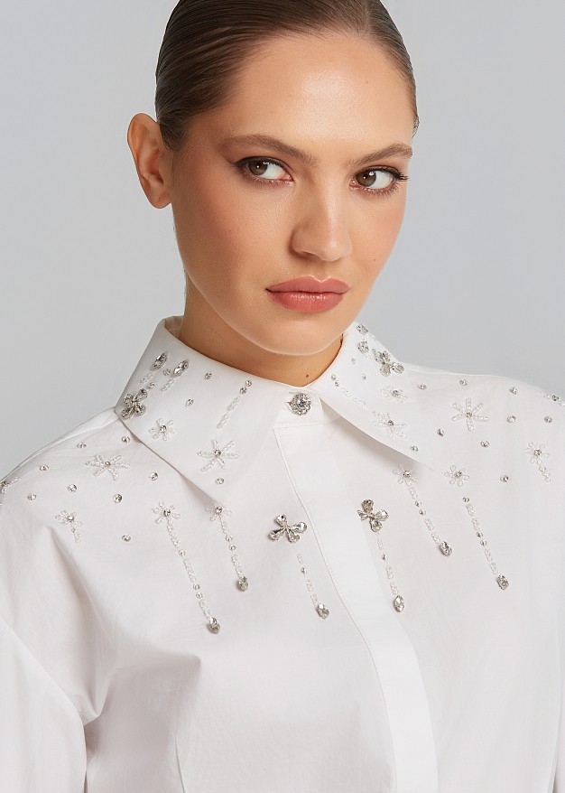 Fitted shirt with 3/4 sleeves and decorative crystals
