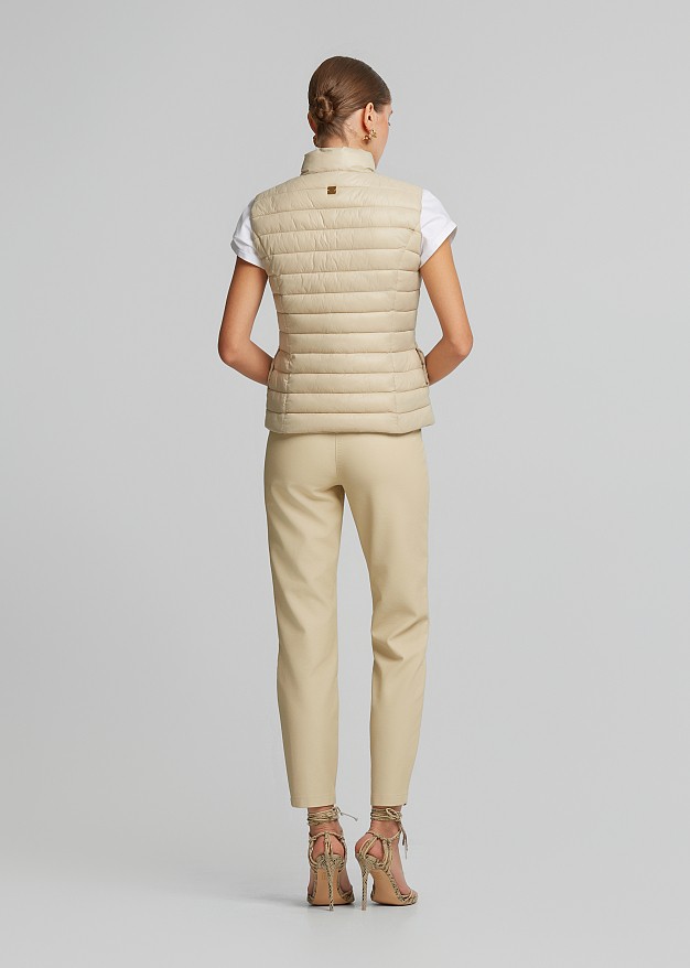 Sleeveless jacket in frills