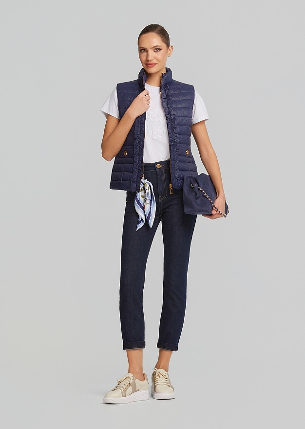Sleeveless jacket in frills