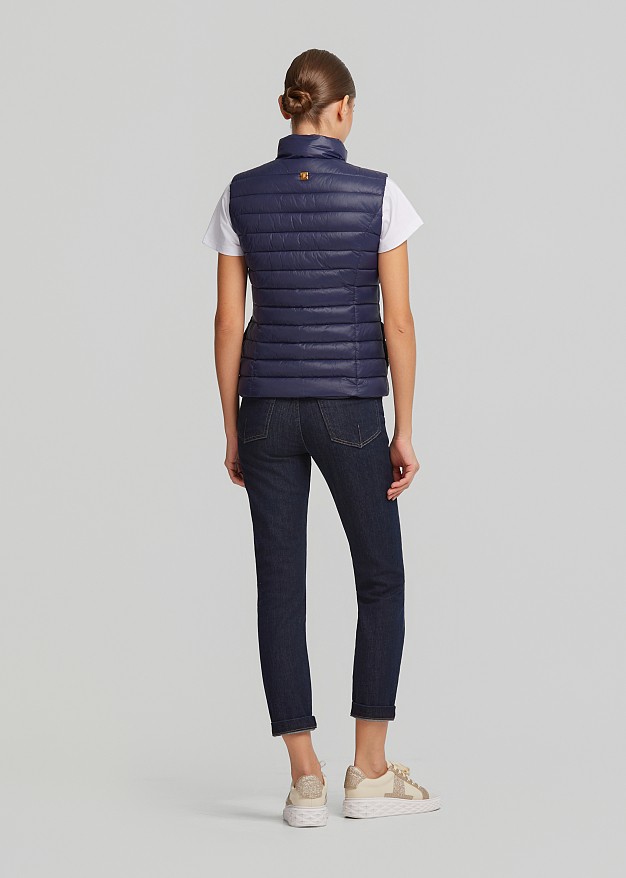 Sleeveless jacket in frills
