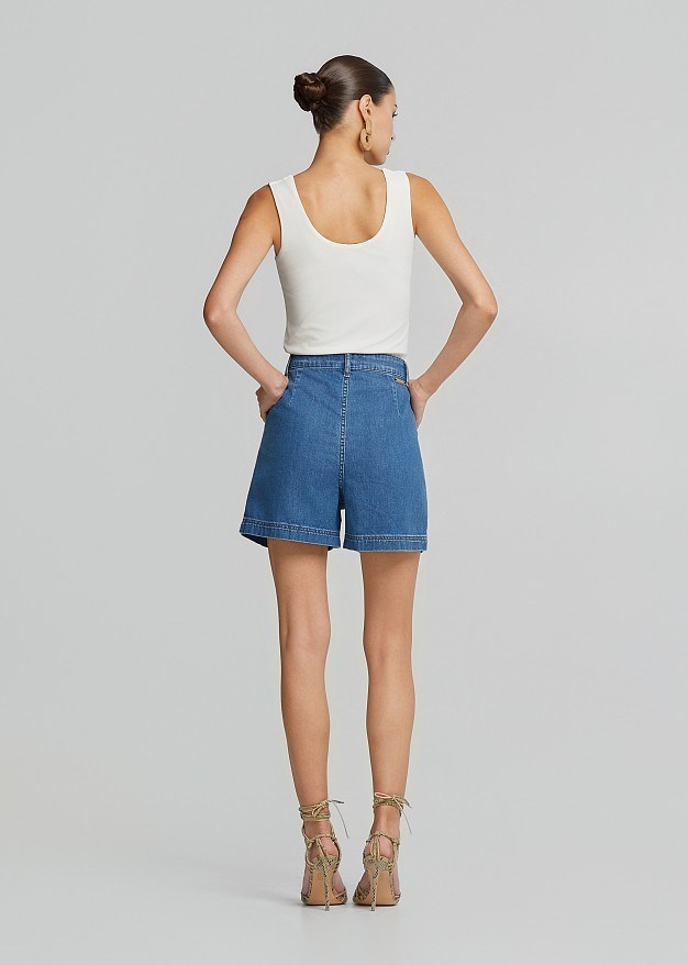 Tank top in basic shape