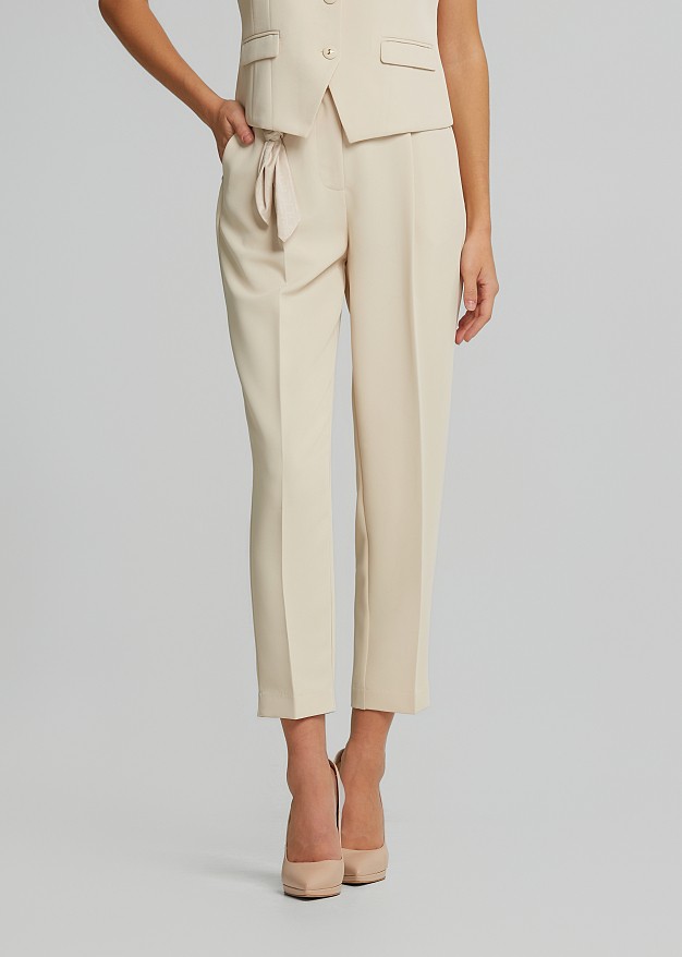 Chinos trousers with scarf