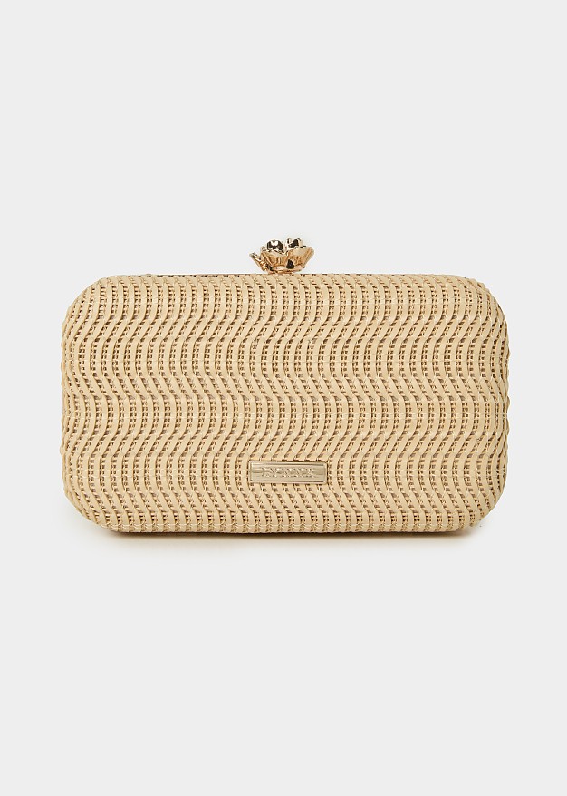Clutch από raffia και μεταλλική λεπτομέρεια