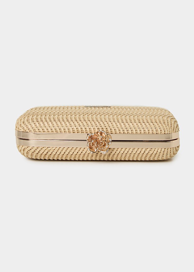 Clutch από raffia και μεταλλική λεπτομέρεια