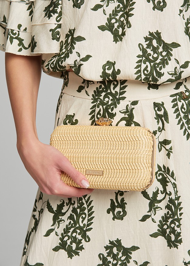 Clutch από raffia και μεταλλική λεπτομέρεια