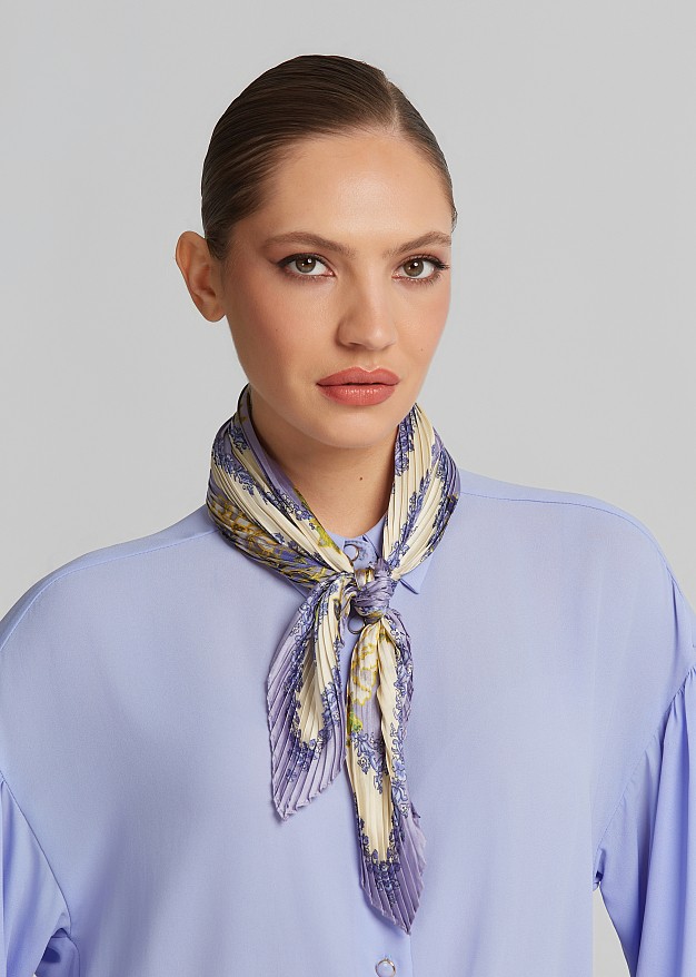 Pleated scarf in floral print