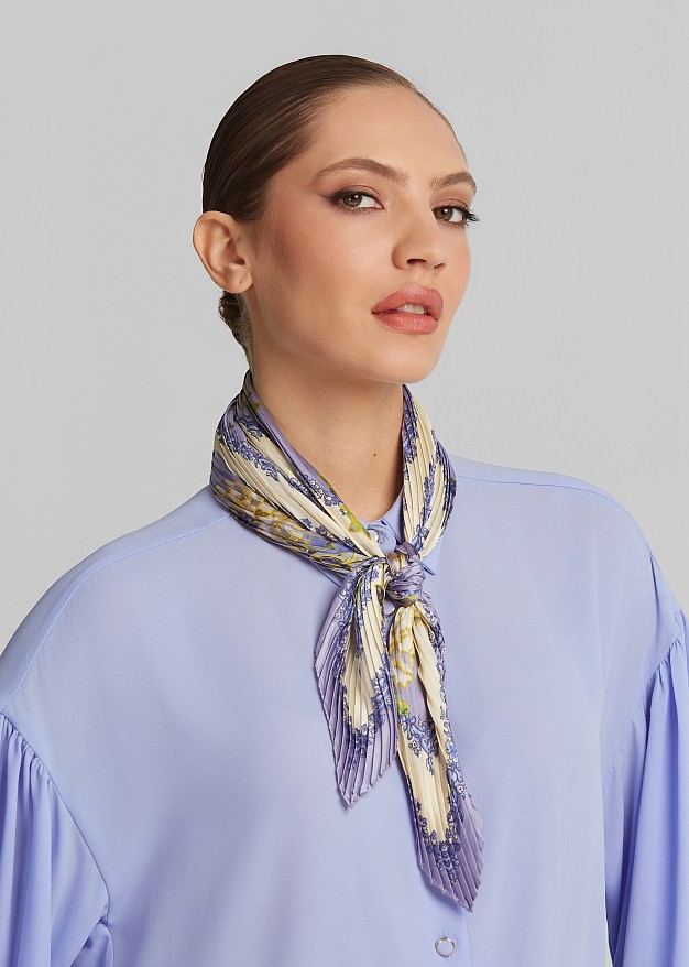Pleated scarf in floral print