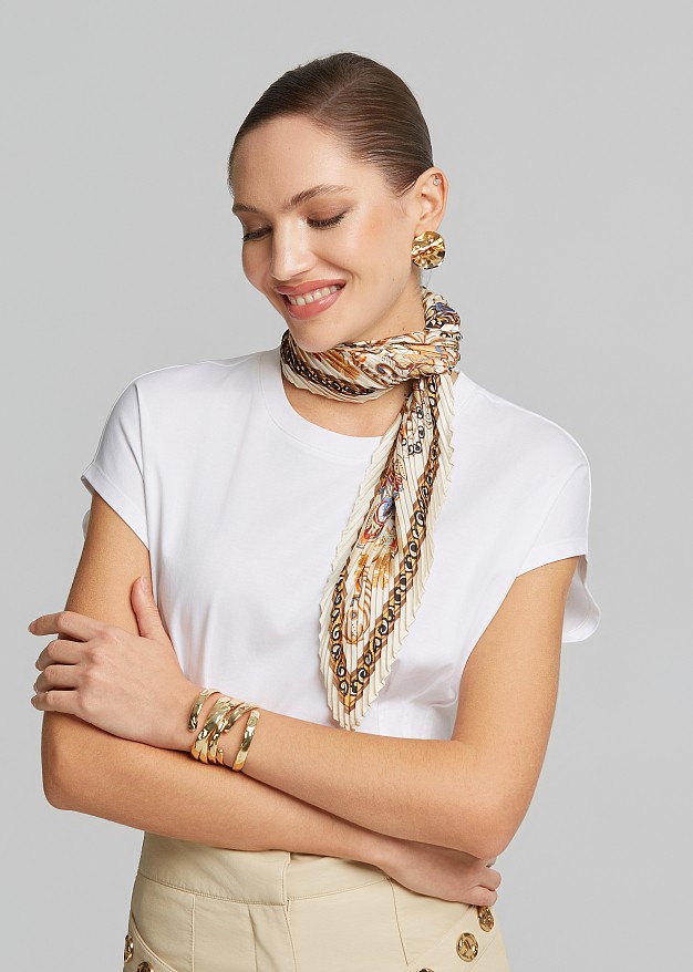 Pleated scarf in satin look