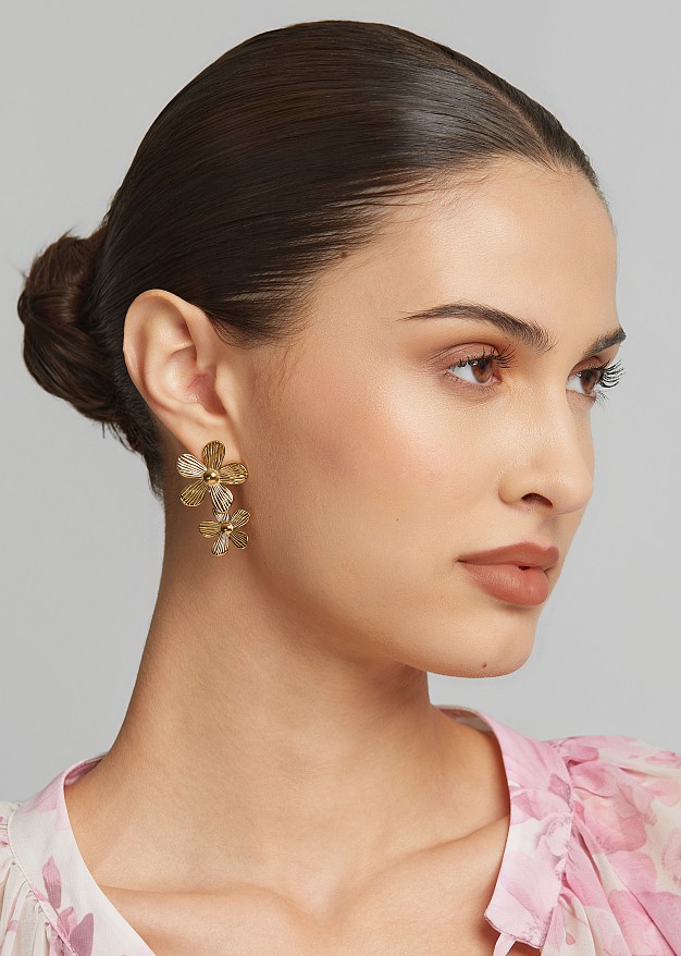 Dangling flower earrings