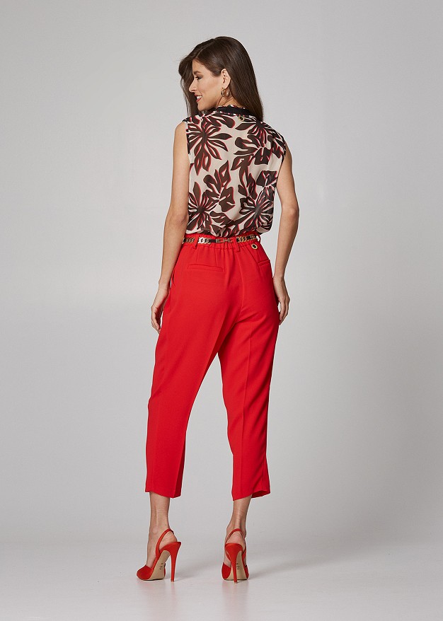 Sleeveless floral blouse with mao colar