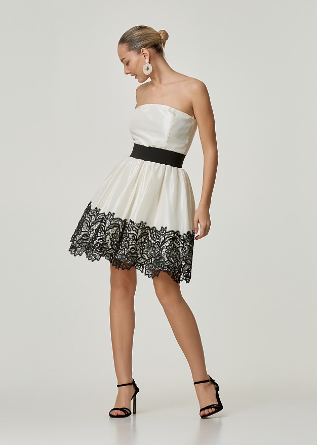 Straplees dress with lace details