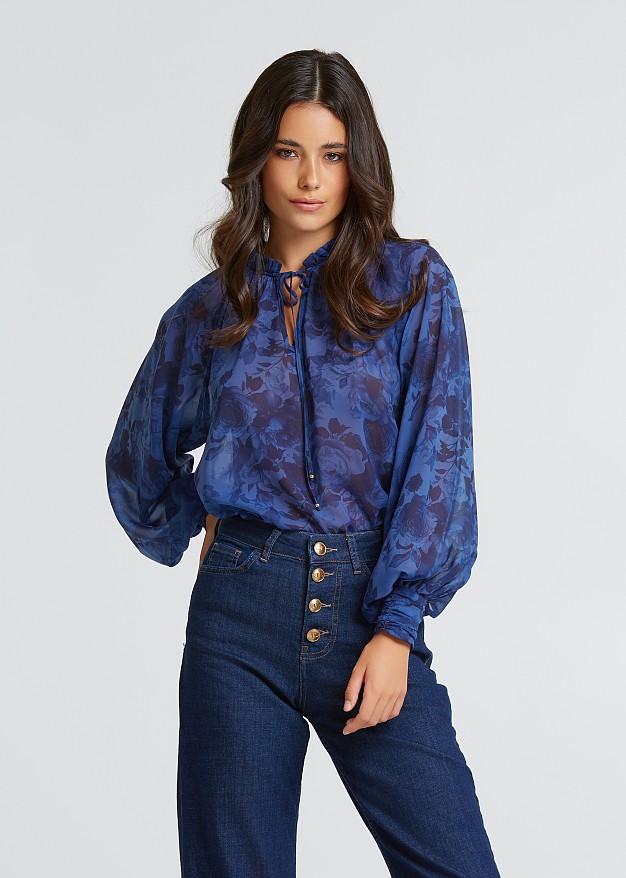 Floral blouse with ruffles on the neck