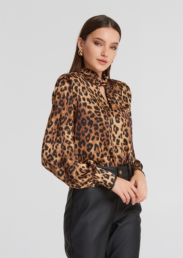 Leopard blouse with shoulder pleats