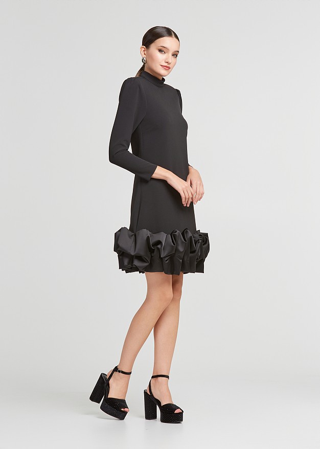 A line sleek dress with balloon details