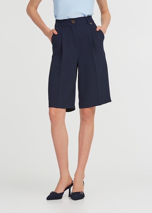 Pleated crepe bermuda shorts