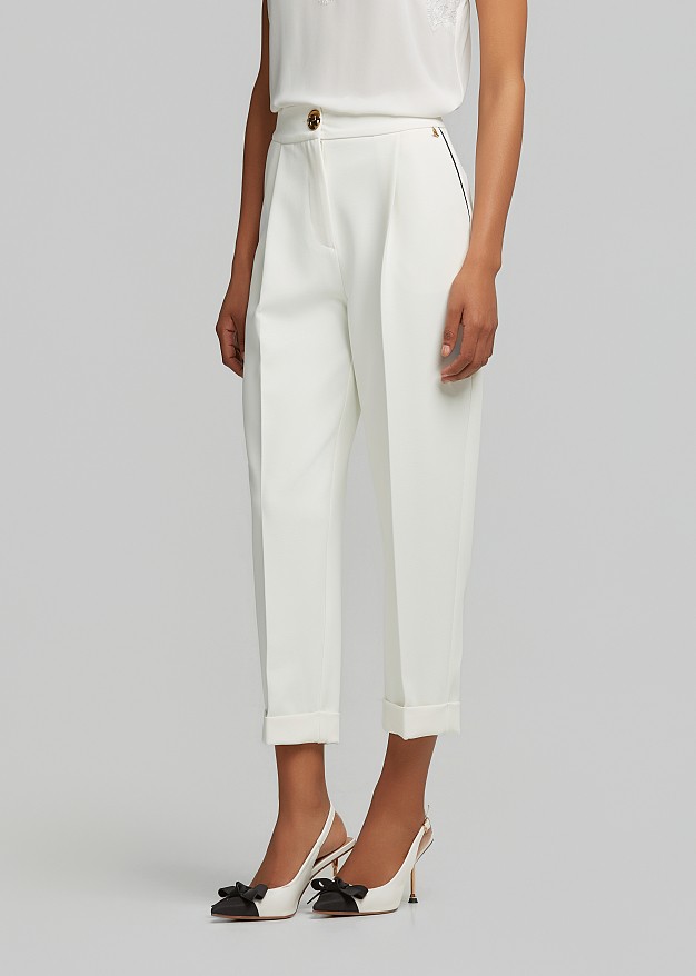 Crepe chinos in contrast