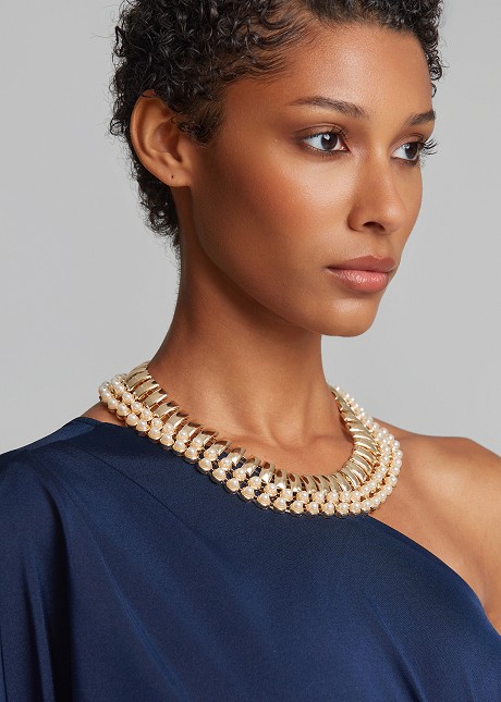 Bold collar necklace in pearls