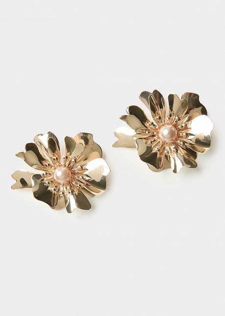 Stud earrings in a flower shape with pearls