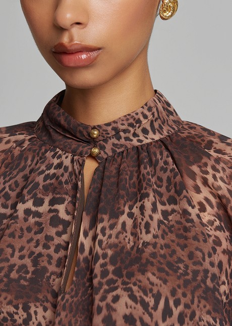 Bluză cu leopard print și guler înalt