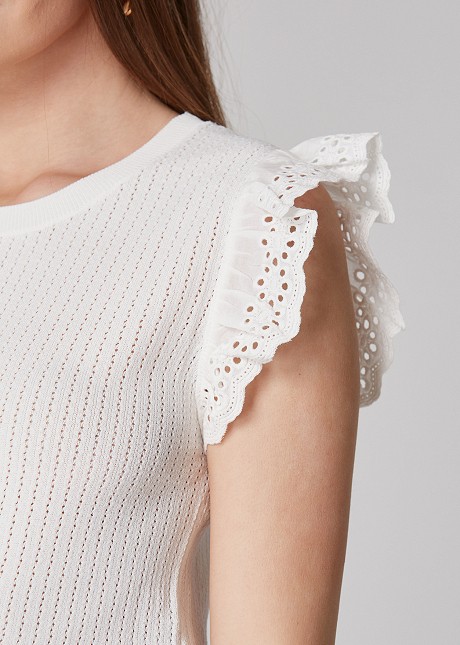 Knitted blouse with broderie frills on the sleeves