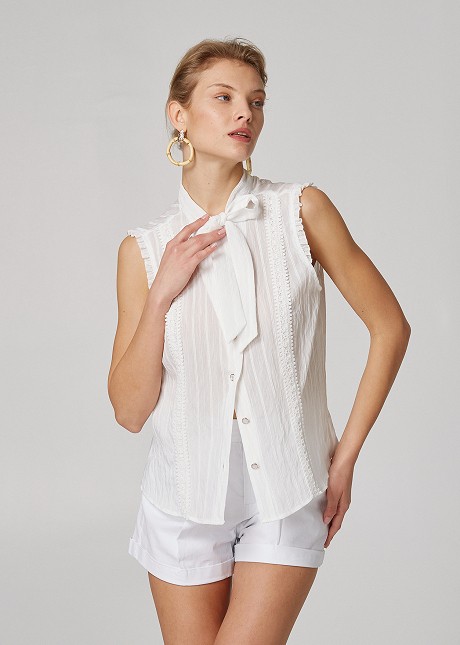Sleeveless shirt with lace details