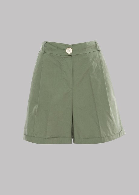 Shorts with pleats