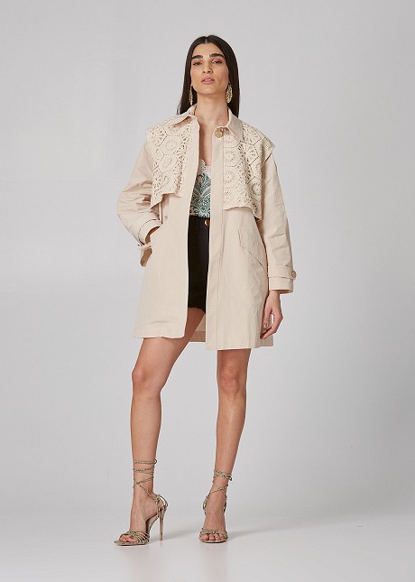 Trenchcoat with lace details
