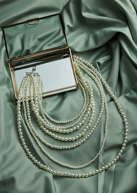Pearl look necklace with layers